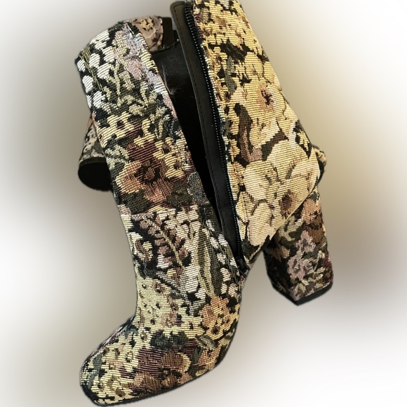 Urban outfitters embroidered boots - Picture 3 of 5